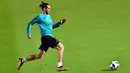 Gelandang Real Madrid, Gareth Bale, mengejar bola saat latihan di Stadion NY University Abu Dhabi, UAE, Senin (11/12/2017). Los Blancos bersiap jelang semifinal FIFA Club World Cup. (AFP/Giuseppe Cacace)