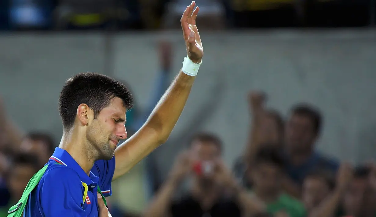 Atlet tenis asal serbia sekaligus petenis nomor satu dunia, Novak Djokovic menangis usai kalah dalam pertandingan babak pertama tenis yang digelar di Olympic Tennis Centre-CC, Rio De Janeiro,Brasil,  Senin (8/8). (REUTERS / Toby Melville)