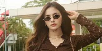 Setelah sudah lama tidak mengunggah potret dirinya di media sosial, Mahalini pun akhirnya memerlihatkan tampilan ootd terbaru. Kali ini, ia tampil serba coklat.&nbsp;[@mahaliniraharja]
