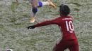 Penyerang Bayern Munchen, Leroy Sane berebut bola dengan gelandang Hertha Berlin, Santiago Ascacibar dalam ajang Bundesliga 2020/2021 pekan 20 di Olympiastadion, Sabtu (6/2/2021) dini hari WIB. Bayern Munchen menang dengan skor tipis 1-0 saat bertemu Hertha Berlin. (AP Photo/Michael Sohn, pool)