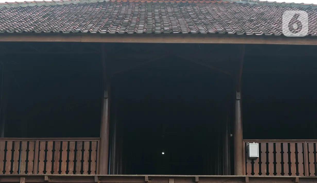 Tampak depan musala At-Taubah di kampung Landeh, Lebak, Banten, Rabu (28/04/2021). Musala ini didirikan sejak 3 tahun lalu bebarengan dengan di dirikannnya Kampung Mualaf suku Baduy. (Liputan6.com/Herman Zakharia)
