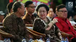 Ketua Umum PDIP Megawati Soekarnoputri didampingi Mendagri Tjahjo Kumolo berbincang pada acara HUT PDIP ke-45 di Tugu Proklamasi, Jakarta, Sabtu Malam (27/1). Pada acara tersebut juga digelar pagelaran wayang kulit. (Liputan6.com/Johan Tallo)