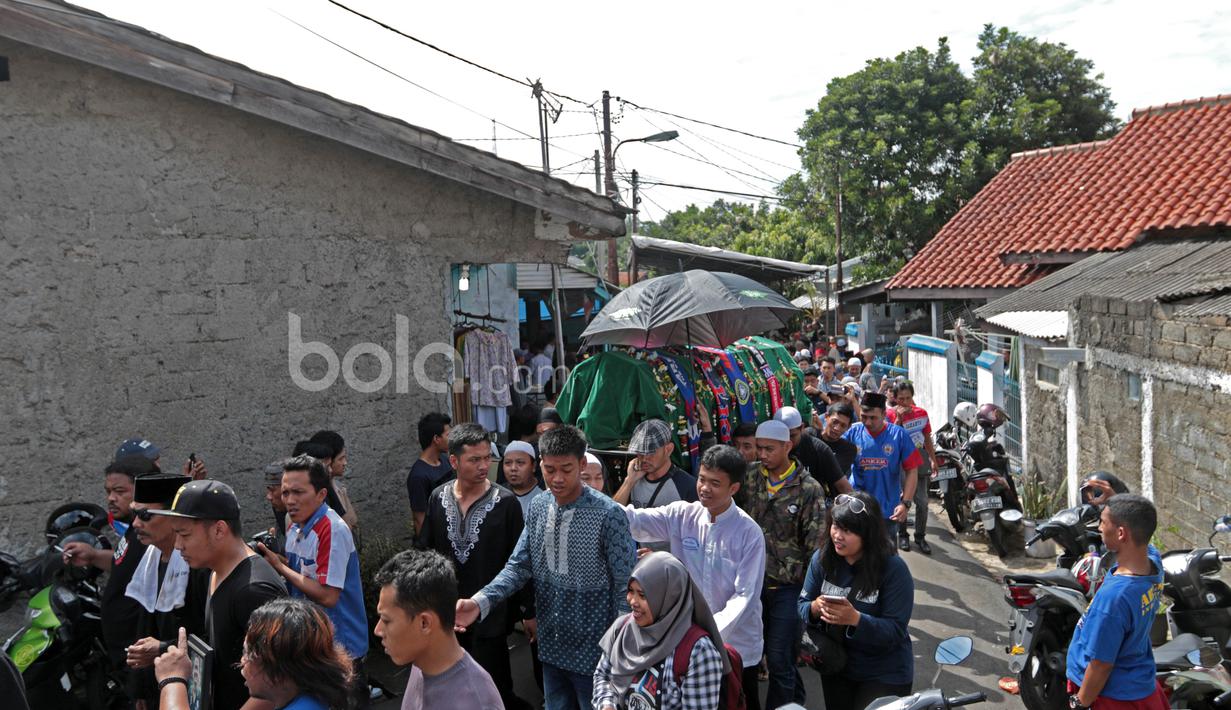 Kurnia Meiga saat menemani jenazah almarhum kakanya, Achmad Kurniawan menuju Masjid Al Jadid Cijantung, (11/1/2017). (Bola.com/Nicklas Hanoatubun)