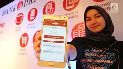 Pelajar sedang betransaksi menggunakan JakOne Mobile Bank DKI di gerai kopi pada festival seni Alpus Incredibles 6 di Jakarta (28/10). Aplikasi tersebut dapat diunduh melalui Google Play store pada android dan App Store pada IOS. (Liputan6.com/Pool/Rudi)