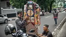 Pedagang bersiap mengirim parsel Natal di Pasar Barito, Jakarta, Kamis (23/12/2021). Pedagang mengakui penjualan parsel sebagai hantaran Natal mulai ramai. Parsel yang paling banyak diminati adalah parsel makanan dengan harga mulai dari Rp 100.000 hingga Rp 800.000. (Liputan6.com/Faizal Fanani)