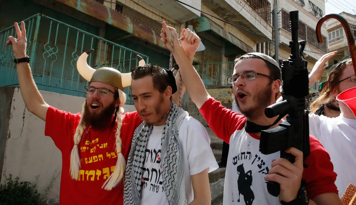 Keceriaaan warga Yahudi saat merayakan Hari Purim di Jalan al-Shuhada, Kota Hebron, Tepi Barat, Kamis (1/3). (AFP PHOTO/HAZEM BADER)