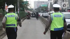 Sejumlah pengendara sepeda motor mencoba menghindar saat polisi menggelar razia bagi penerobos jalur Transjakarta di Jalan Sultan Agung, Manggarai, Jakarta, Rabu (12/2/2020). Pengendara kerap melintasi jalur Transjakarta untuk menghindari kemacetan lalu lintas. (Liputan6.com/Herman Zakharia)