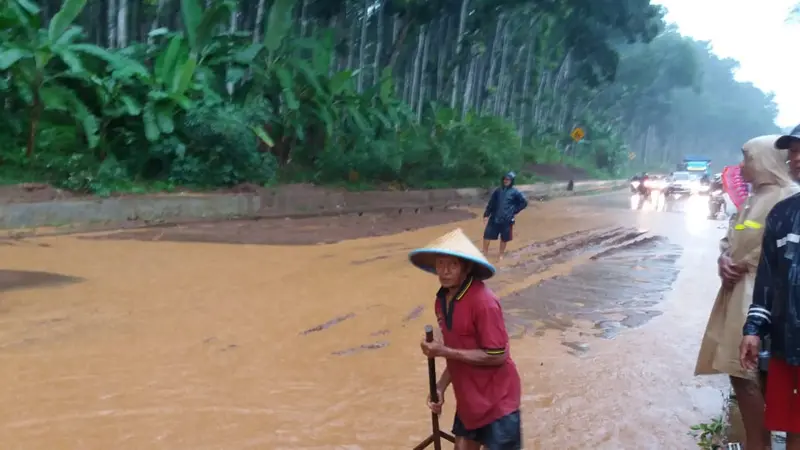 Banjir lumpur menggenangi Jalan Nasional Lintas Selatan (JLS) antara Bandung-Purwokerto di Majenang dan Cimangggu, Cilacap. (Foto: Liputan6.com/BPBD Cilacap/Muhamad Ridlo)