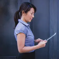 Alasan menggunakan sunscreen di rumah ialah karena kita rentan terpapar sinar blue light merupakan high-energy visible light berasal dari lampu, laptop, handphone, tablet, hingga sinar matahari yang masuk dari sela-sela jendela. (Pixabay-Free Photo)