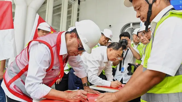 Menteri Perhubungan (Menhub) Budi Karya Sumadi berkesempatan menjajal Kereta Cepat Jakarta-Bandung (KCJB). Dia memastikan izin operasi untuk KCJB akan keluar sebelum 1 Oktober 2023 mendatang.