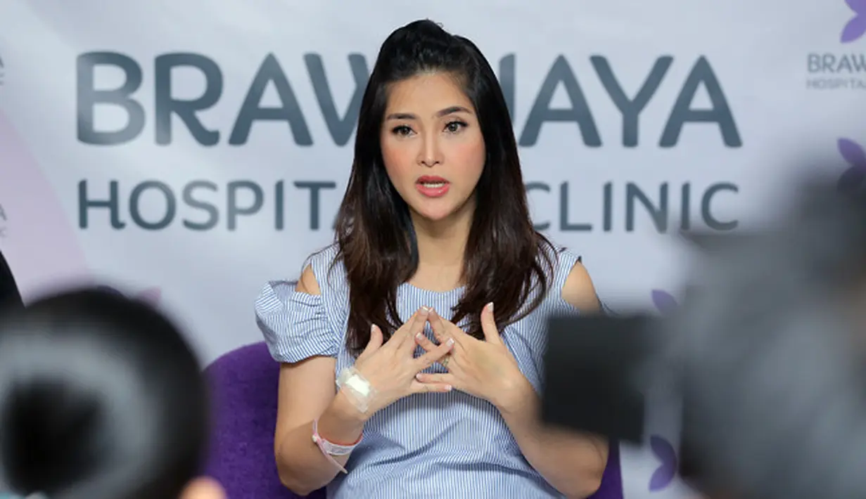 "Dia nggak banyak komplain yang penting saya bisa beri anak. Jadi dia nggak ngoyo. Ada beberapa suami yang liat perubahan istri jadi ilfeel tapi dia so far nggak," jelasnya. (Deki Prayoga/Bintang.com)