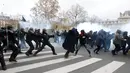 Polisi menembakkan gas air mata ke demonstran menjelang Konferensi Perubahan Iklim Dunia 2015 di Place de la Republique Paris, Prancis, Minggu (29/11). Paris melarang semua aksi demonstrasi pasca teror beberapa waktu lalu. (REUTERS/Eric Gaillard)