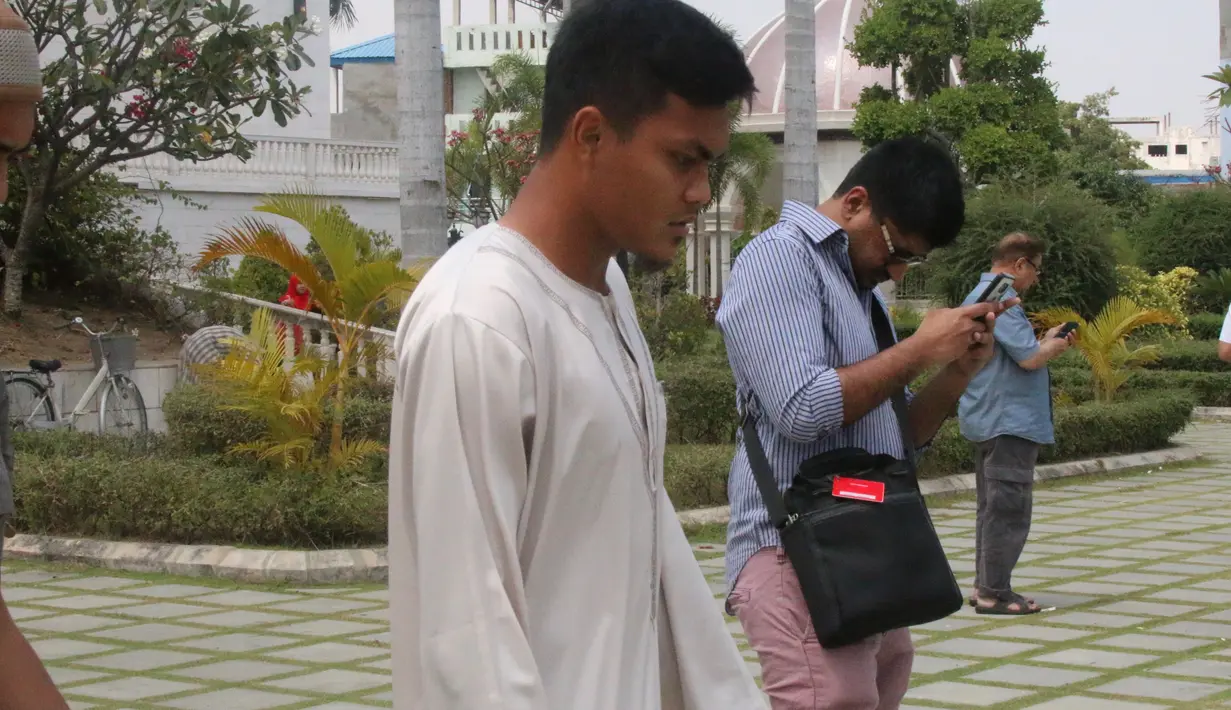 Bek timnas Indonesia, Rachmat Irianto usai melakukan salat Jumat di Mesjid Al Serkal, Phnom Penh, Kamboja, Jumat (22/2). Beberapa skuat Timnas Indonesia U-22 melakukan ibadah Salat jelang laga ketiga Piala AFF U-22 2019. (Bola.com/Zulfirdaus Harahap)