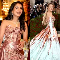 Calon mantu konglomerat India Mukesh Ambani, Radhika Merchant duplikasi gaya Blake Lively saat Met Gala 2022 di pesta pranikahnya. [IG/@variety/@samkaurofficial]