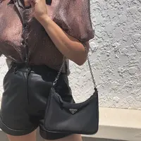 Padukan dengan sweater atau blouse favorit untuk jadi satu kesatuan tampilan penuh gaya.