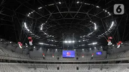 Stadion berkapasitas 16.500 ini sedang dalam tahap penyelesaian akhir. Penyelesaian akhir dari Indonesia Arena berupa kelistrikan, kebersihan, hingga pemasangan sejumlah fasilitas. (Liputan6.com/Herman Zakharia)