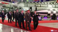 Pemimpin Korea Utara Kim Jong Un (kanan) dengan delegasi Rusia yang dipimpin oleh Menteri Pertahanan Rusia Sergei Shoigu mengunjungi pameran senjata di Pyongyang, Korea Utara, 26 Juli 2023. Kunjungan ini dalam rangka memperingati 70 tahun gencatan senjata yang menghentikan pertempuran dalam Perang Korea 1950-53. (Korean Central News Agency/Korea News Service via AP)