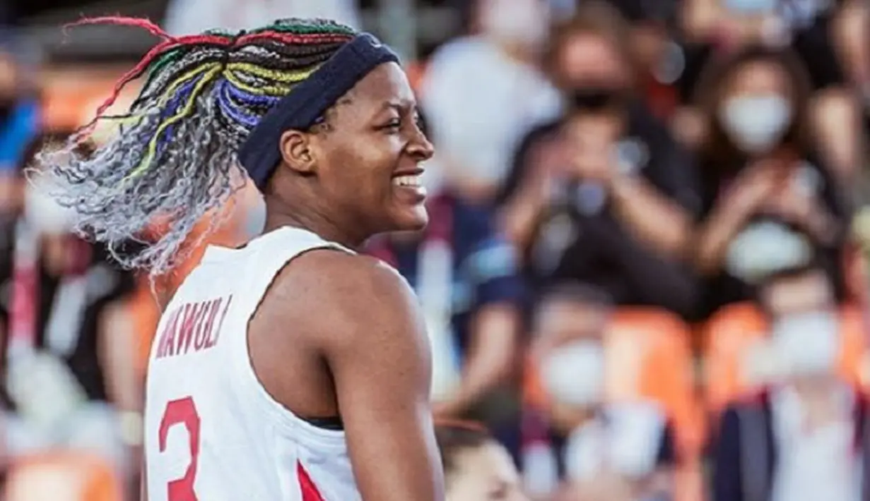 Stephanie Mawuli memukau penonton Olimpiade dengan rambutnya yang dikepang dan diwarnai dengan warna khas Olimpiade, serta warna abu-abu. Foto: Instagram @stephanie_mawuli.