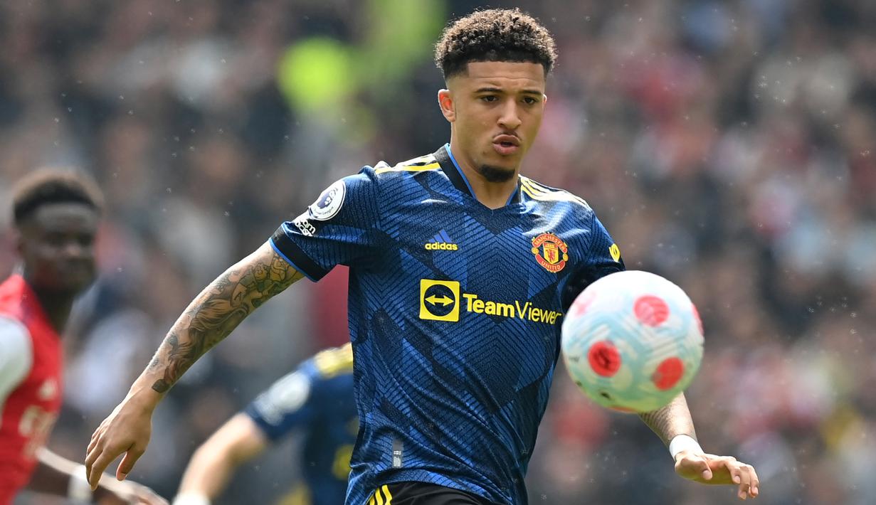 Jadon Sancho. Sayap kiri Inggris berusia 22 tahun ini menjadi pemain termahal yang pernah dilepas Borussia Dortmund ke klub Liga Inggris. Usai didatangkan dari tim U-18 Manchester City pada awal musim 2017/2018 dengan biaya 20,59 juta euro dan memperkuat Dortmund selama 4 musim dengan torehan 50 gol dan 64 assist dari 137 laga di semua kompetisi, ia dijual ke Manchester United pada awal musim 2021/2022 dengan nilai transfer 85 juta euro. (AFP/Glyn Kirk)