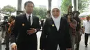 Gubernur Jawa Timur Khofifah Indar Parawansa dan wakilnya, Emil Dardak mendatangi gedung KPK di Jakarta, Rabu (20/2). KPK menerima kunjungan kepala daerah yang baru dilantik untuk beraudiensi mengenai upaya pencegahan korupsi. (Merdeka.com/Dwi Narwoko)
