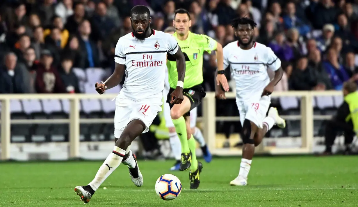 Gelandang AC Milan, Tiemoue Bakayoko, menggiring bola saat melawan Fiorentina pada laga Serie A di Stadion Artemio Franchi, Sabtu (11/5). AC Milan menang 1-0 atas Fiorentina. (AP/Claudio Giovanni)