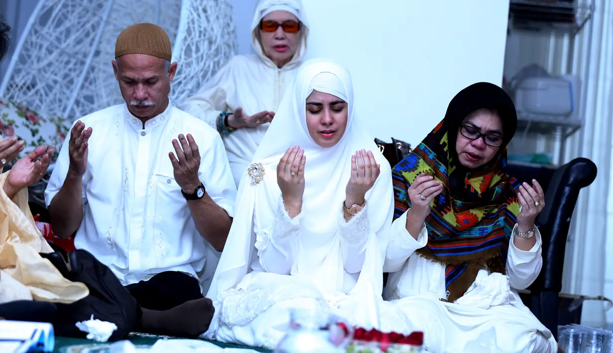 Risty Tagor dan kedua orang tuanya memanjatkan doa saat pengajian (Wimbarsana/Bintang.com)