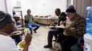 Ketika Ramadan tiba, umat Muslim Inuvik Kanada, berkumpul untuk berbuka puasa bersama dengan hidangan ala rumahan di Masjid Midnight Sun. (Cole BURSTON/AFP)