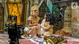 Pemain memerankan Serial Musikal Nurbaya yang diadaptasi dari novel Sitti Nurbaya: Kasih Tak Sampai di salah satu studio di Jakarta, Senin (28/06/2021). Serial musikal yang akan tayang perdana pada Kamis, 1 Juli 2021 pukul 19.00 akan diunggah satu episode setiap minggunya. (Liputan6.com/HO/ID)