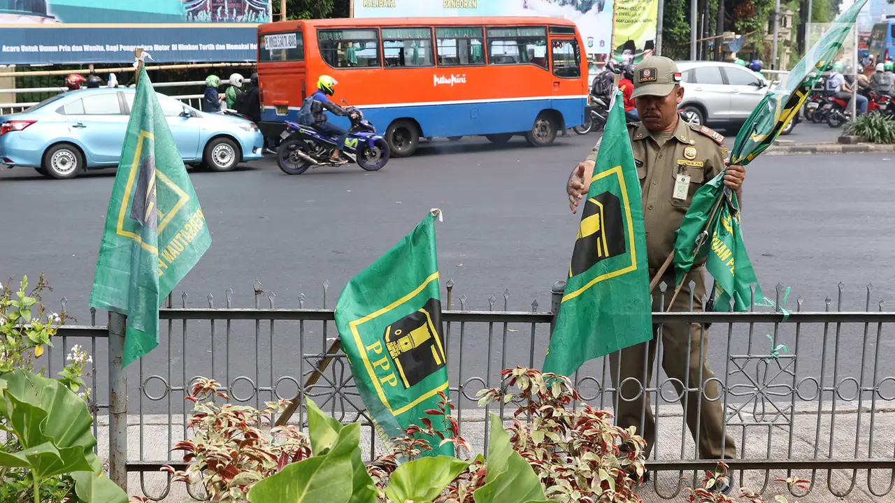 Satpol PP Copot Ratusan Bendera Partai Politik di Pancoran
