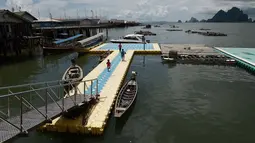 Lapangan unik yang mengambang di laut ini dibangun karena minimnya lahan untuk bermain sepak bola bagi warga Koh Panyee, Thailand. Foto diambil pada 2 Oktober 2014. (AFP PHOTO/Christophe ARCHAMBAULT)