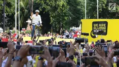 Calon presiden nomor urut 01, Joko Widodo menyapa pendukungnya saat menghadiri Deklarasi Alumni UI untuk Jokowi-Amin di Plaza Tenggara GBK, Jakarta, Sabtu (12/1). Deklarasi dihadiri perwakilan alumni dari berbagai kampus. (Liputan6.com/Helmi Fithriansyah)