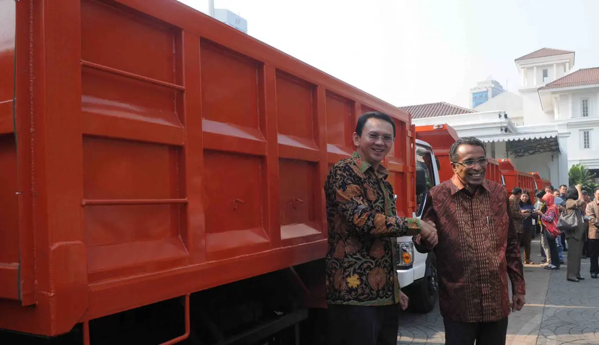 Pemprov DKI kembali menerima hibah truk sampah dari perusahaan swasta, Jakarta, Kamis (18/9/14). (Liputan6.com/Herman Zakharia)