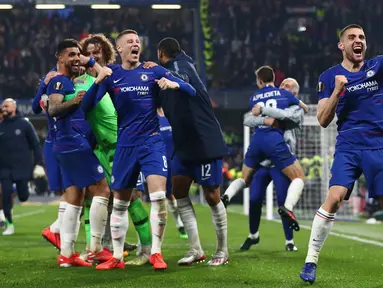 Pemain Chelsea merayakan kemenangan atas Eintracht Frankfurt di akhir laga semifinal Liga Eropa melawan di Stamford Bridge, London (10/5/2019). Chelsea berhasil melaju ke final Liga Europa setelah menang adu penalti atas Eintracht Frankfurt setelah laga berakhir imbang 1-1.  (Reuters/Hannah Mckay)