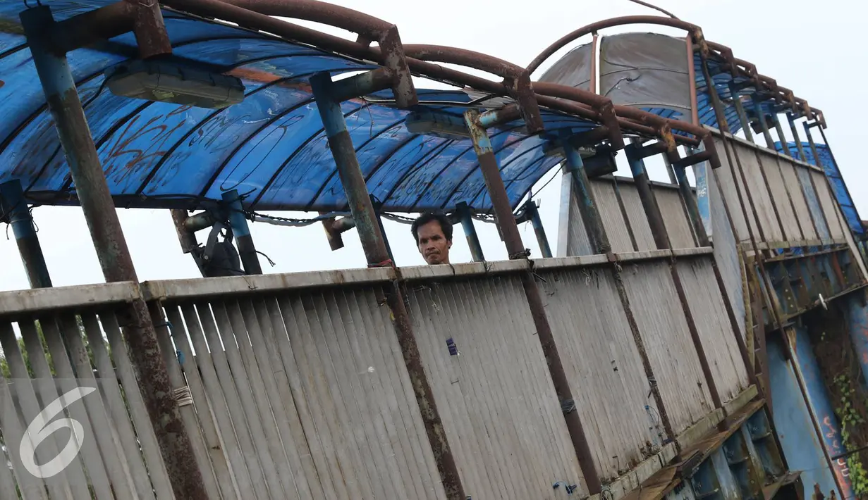 Pejalan kaki melintasi jembatan penyeberangan orang (JPO) yang tidak terawat di kawasan Universitas Indonesia, Depok, Jawa Barat, Selasa (11/10). (Liputan6.com/Immanuel Antonius)