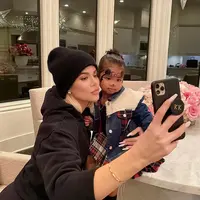 Khloe Kardashian dan putrinya, True Thompson. (dok. Instagram @khloekardashian/https://www.instagram.com/p/B7Y8-o5h9b5/)