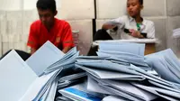 KPU Solo temukan ratusan surat suara rusak. (Reza Kuncoro/Liputan6.com)