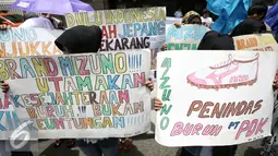 Massa membawa spanduk saat berunjuk rasa didepan Kedutaan Besar Jepang, Jakarta, Selasa (9/2). Mereka menuntut penyelesaian kasus PHK 1.300 buruh PT Panarub Dwikarya yang membuat sepatu Adidas dan Mizuno pada 2012 silam. (Liputan6.com/Faizal Fanani)