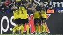 Gelandang Borussia Dortmund, Achraf Hakimi (ketiga kanan) berselebrasi dengan rekan-rekannya usai mencetak gol ke gawang Inter Milan pada pertandingan lanjutan Grup F Liga Champions di Signal Iduna Park, Jerman (5/11/2019). Hakimi mencetak dua gol dipertandingan ini. (AP Photo/Martin Meissner)