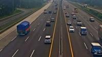 Petugas kepolisian dan Jasa Marga menghentikan rekayasa lalu lintas contraflow setelah kepadatan kendaraan yang melintasi ruas jalan Tol Jakarta-Cikampek pada libur panjang Tahun Baru Islam. (Istimewa)