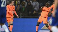 Gelandang serang Liverpool Sadio Mane (kanan) merayakan gol ke gawang FC Porto pada leg pertama babak 16 besar Liga Champions di Stadion Do Dragao, Rabu (13/2/2018). (AFP/Miguel Riopa)