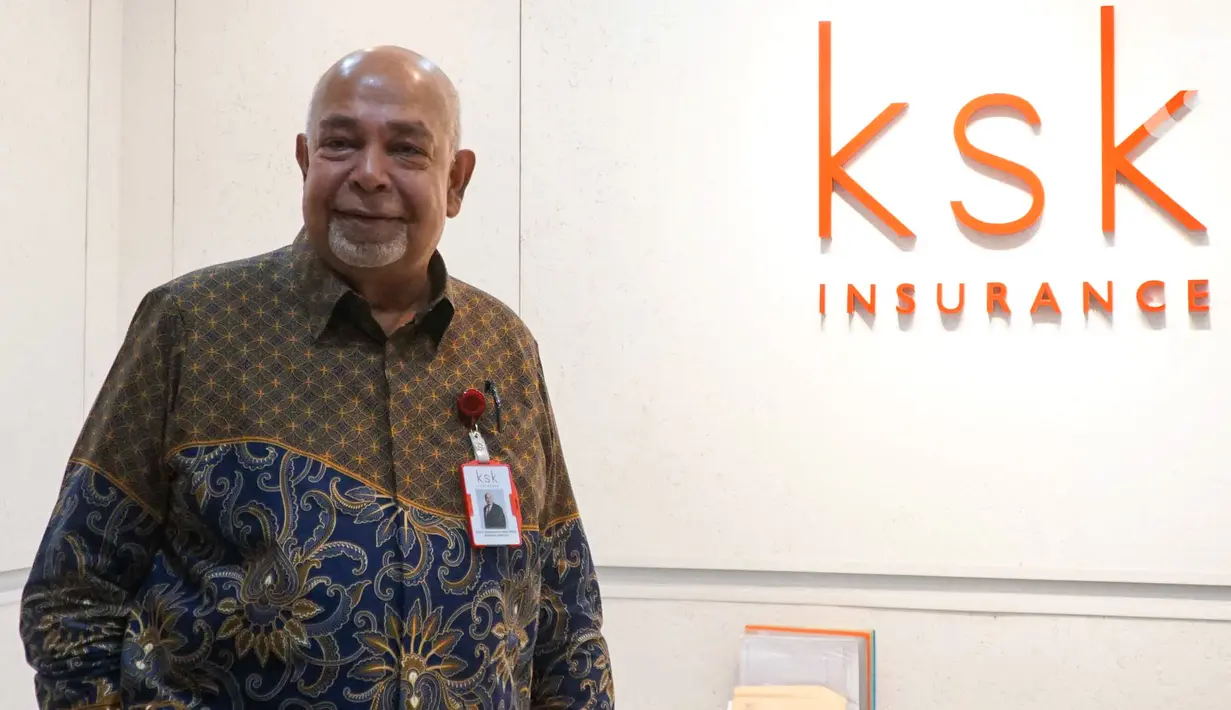 Presdir PT KSK Insurance Indonesia Dato' Dr. Sharifuddin Wahab saat foto di sela-sela perluncuran program KSK Peduli Motor Vehicle di Jakarta, Rabu (07/04/2021). Dato’ Dr. Sharifuddin Wahab mengatakan, KSK Peduli Motor Vehicle diharapkan bisa lebih dekat dengan masyarakat Indonesia. (Liputan6.com)