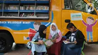 Anak-anak membaca ragam buku cerita dongeng di Taman Menteng, Jakarta Senin (14/8/2023). (merdeka.com/imam buhori)