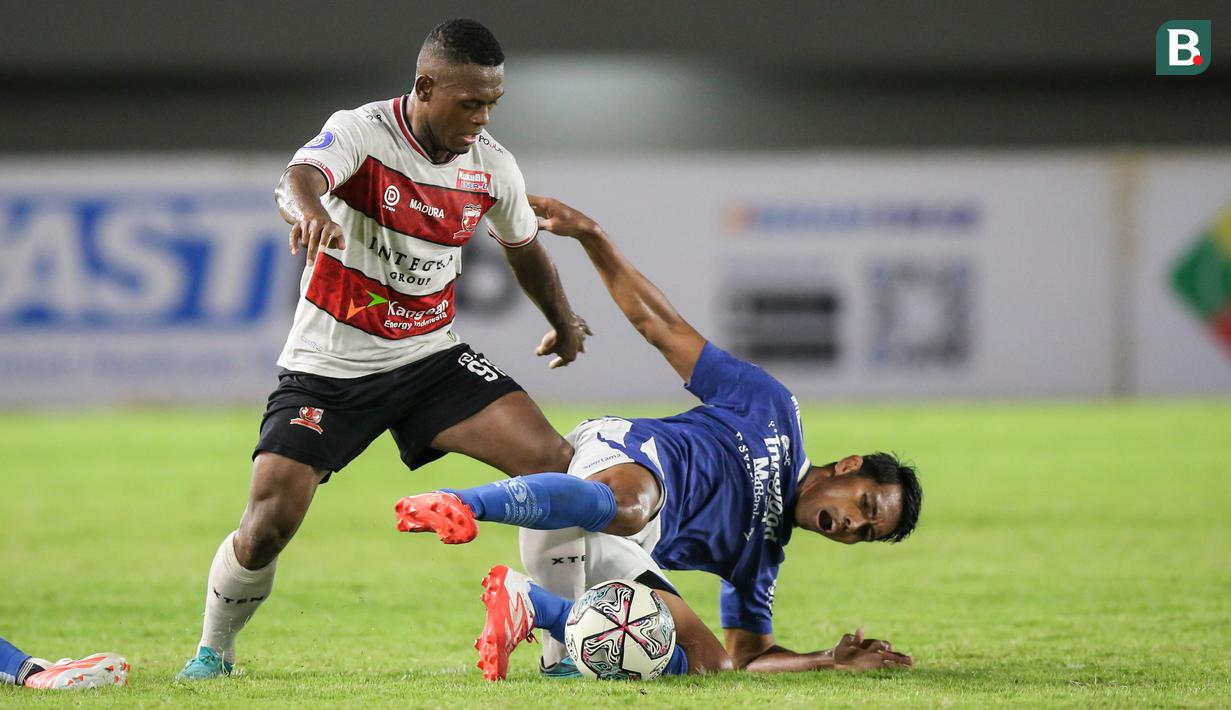 Bukan hanya pandai menyerang dan mencetak gol, Frets pun ikut membantu pertahanan Persib ketika pemain andalan Madura United, David Laly berusaha meringsek barisan pertahanan Maung Bandung. (Bola.com/Bagaskara Lazuardi)