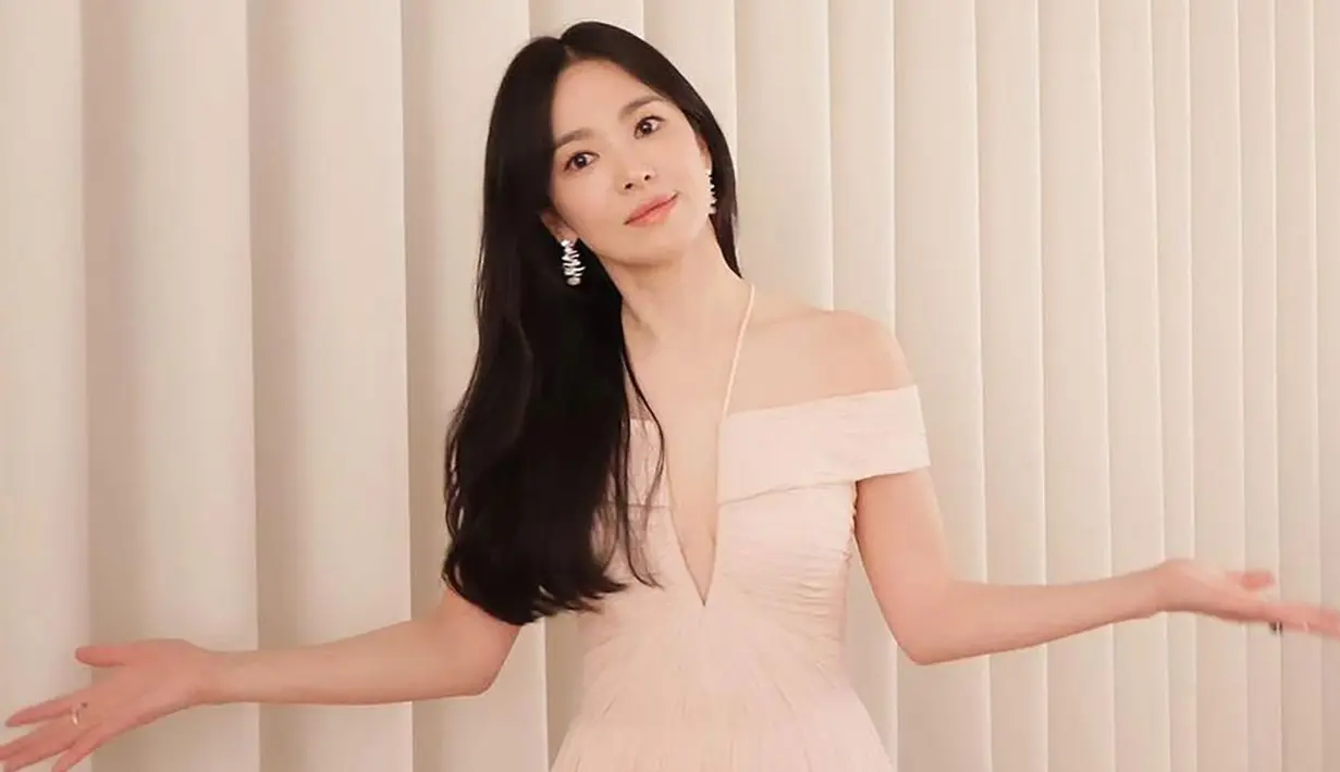 <p>Song Hye Kyo terlihat menghadiri Baeksang Arts Awards menjadi salah satu pembaca nominasi di atas panggung. [Foto: Instagram/choijaehoon.official]</p>
