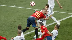Duel Sergio Ramos (15) dan pemain Rusia pada laga 16 besar Piala Dunia 2018 di  Luzhniki Stadium, Moskow, Rusia, (1/7/2018). Rusia menang penalti atas Spanyol Spain 4-3. (AP/David Vincent)