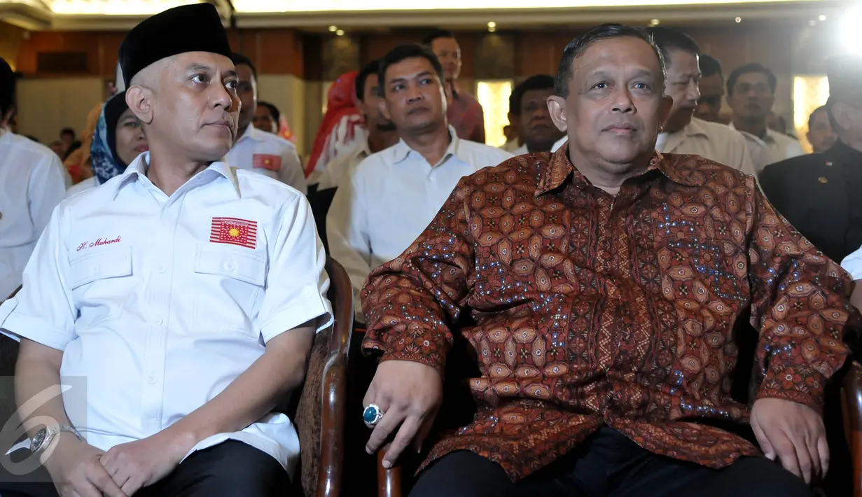 Ketua Umum Partai Priboemi, Muhardi (kiri) dan mantan Panglima TNI Jendral (Purn) Djoko Susanto (kanan) saat menghadiri deklarasi Partai Priboemi di Jakarta, Senin (17/8/2015). (Liputan6.com/Johan Tallo)
