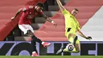 Tendangan keras Marcus Rashford (kiri) memperdaya Emil Krafth tanpa bisa diantisipasi penjaga gawang Newcastle United. (Foto: AP/Pool/Stu Forster)