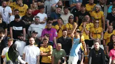 Pemain Manchester City, Tijjani Reijnders melakukan selebrasi setelah mencetak gol perdananya di Liga Inggris 2025/2026 ketika melawan Bournemouth di Molineux stadium, Wolverhampton, Inggris, Sabtu (16/08/2025) waktu setempat. (AFP/Darren Staples)