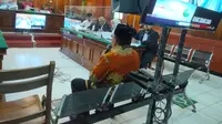 Wali Kota Blitar Santoso saat menjadi saksi terhadap terdakwa Samanhudi Anwar dalam sidang di Pengadilan Negeri (PN) Surabaya. (Istimewa)