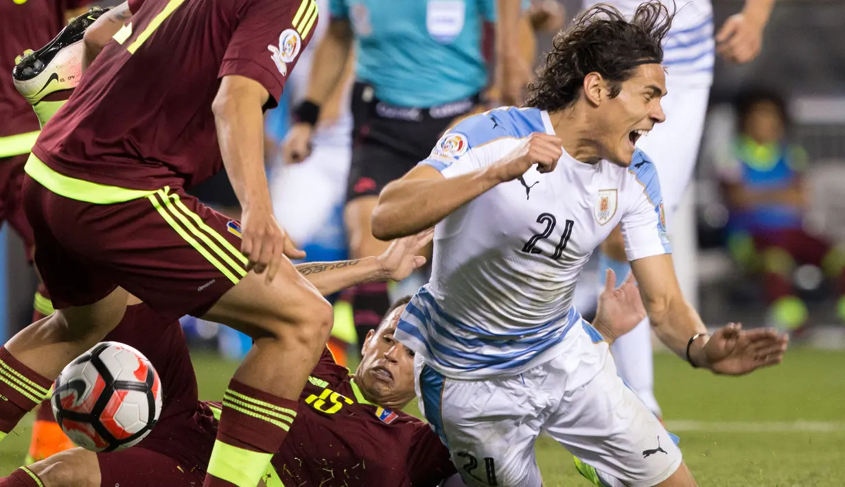 Penyerang Uruguay, Edinson Cavani kesakitan saat dilanggar  gelandang Venezuela,  Alejandro Guerra pada penyisihan Copa America  Centenario 2016 di Lincoln Financial Field, AS (10/6). Venezuela menang atas Uruguay 1-0. (Bill Streicher-USA TODAY Sports)